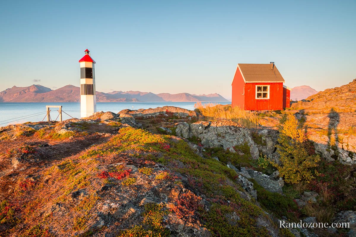 Devant le phare en Norvge