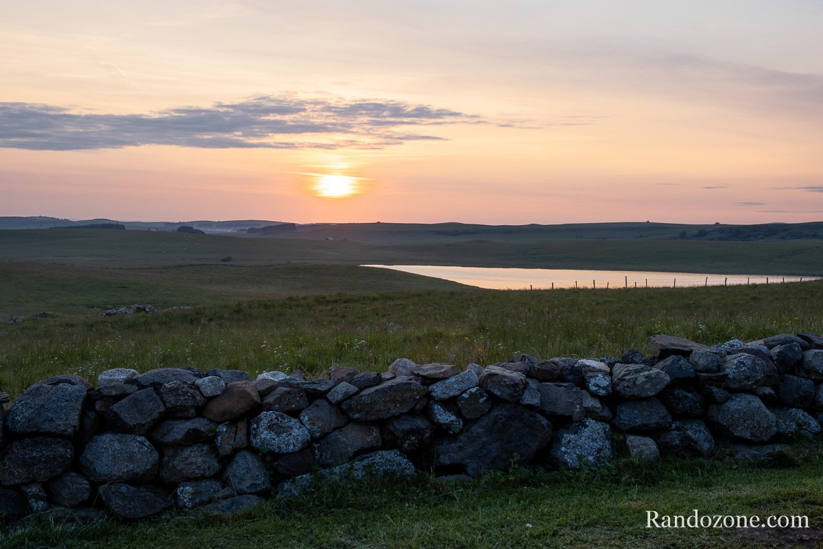 Lac de Saint Andéol au lever du soleil Lac de Saint Andéol au lever du soleil