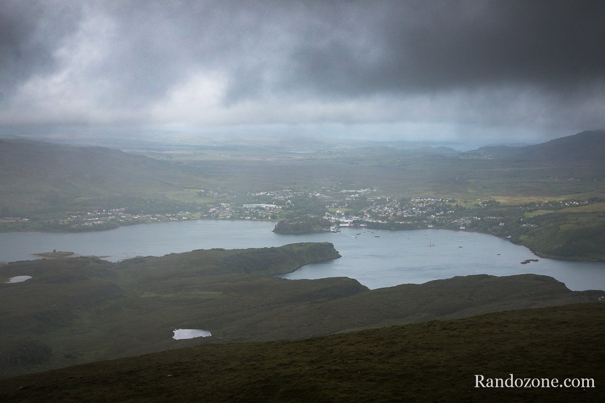 Portree sous la pluie depuis le sommet de Ben Tianavaig