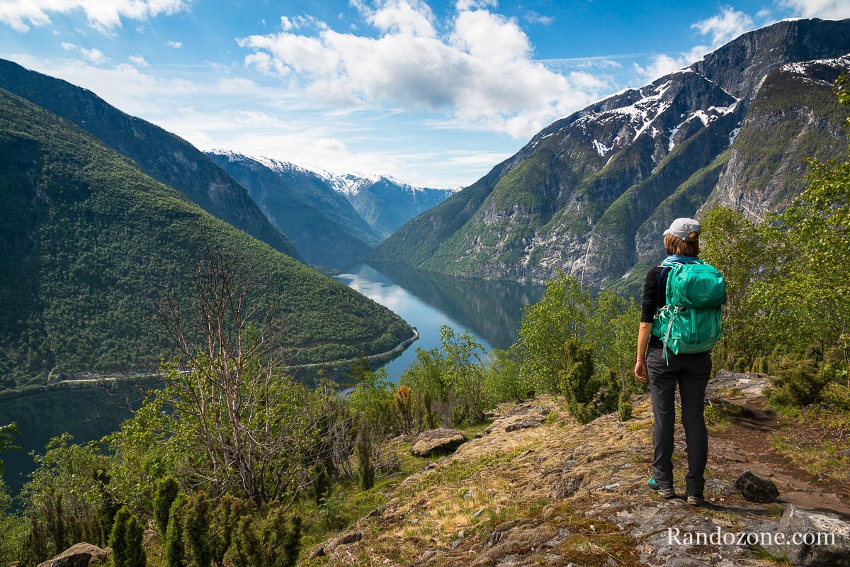 Randonne face au lac rdalsvatnet en Norvge