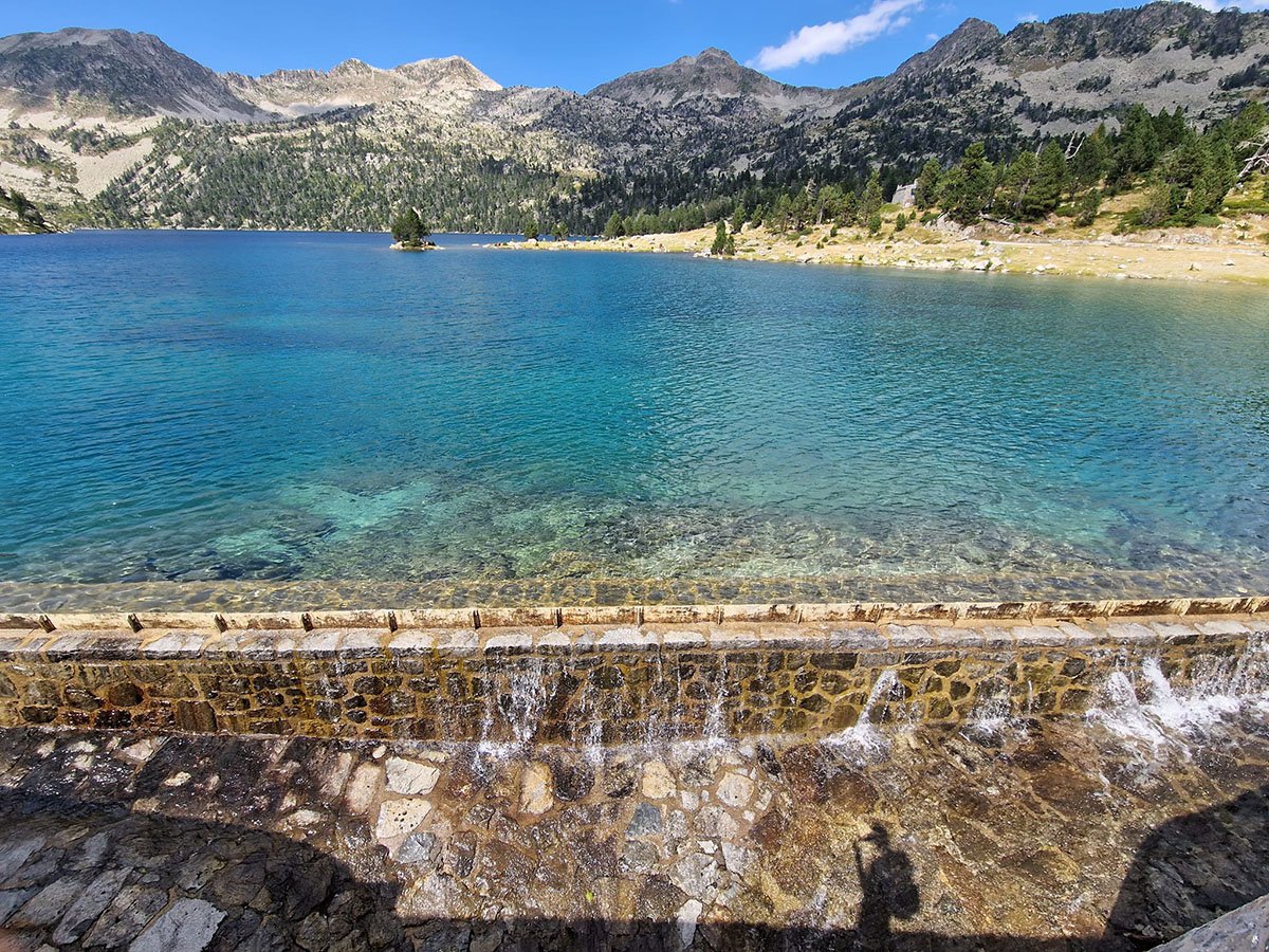 Au bord du lac d'Aubert et son superbe panorama