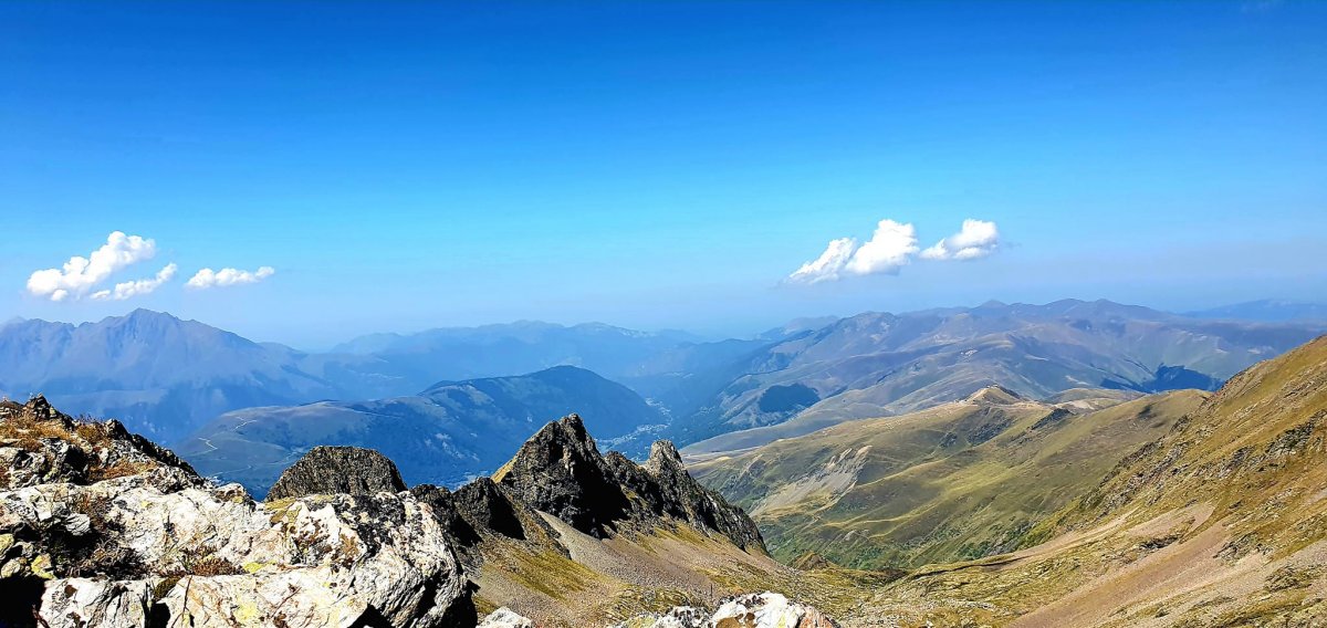 Panorama depuis la monte au pic de Hourgade dans les Pyrnes