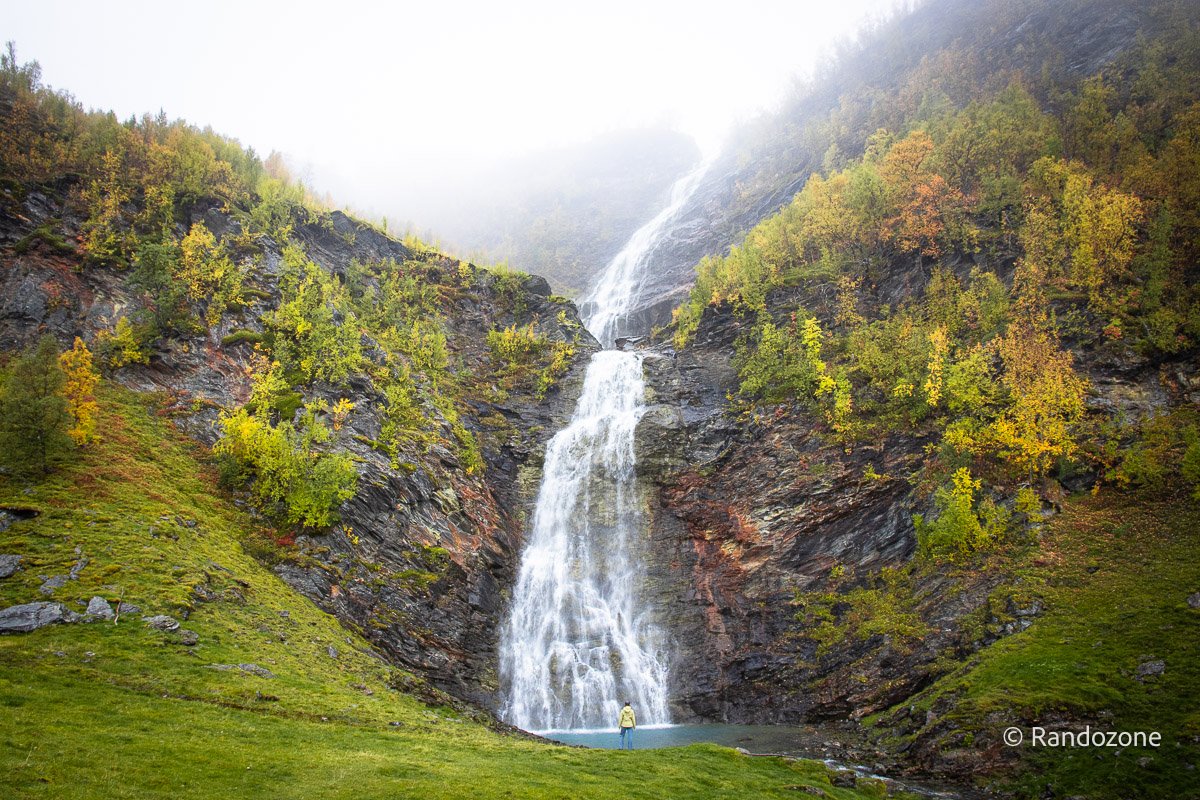 Au pied de la cascade Rottenvikfossen en Norvège