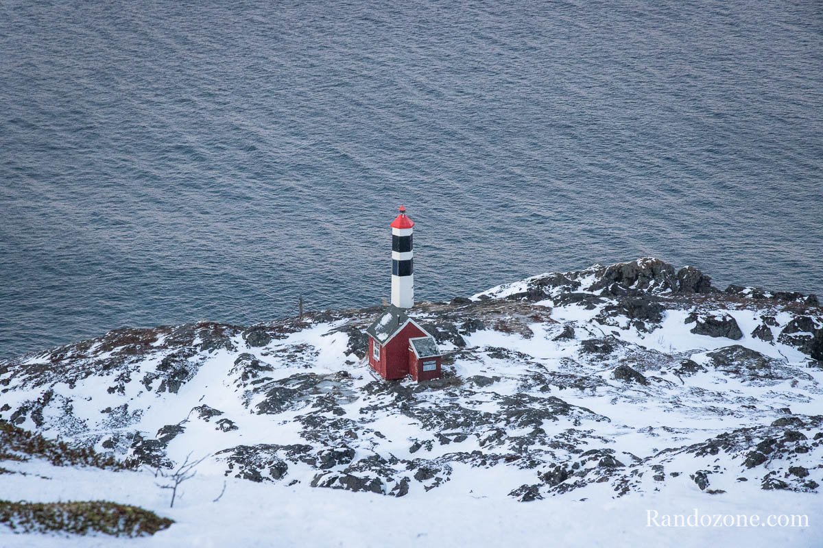 Phare de Lyngstuva et sa petite cabane en hiver