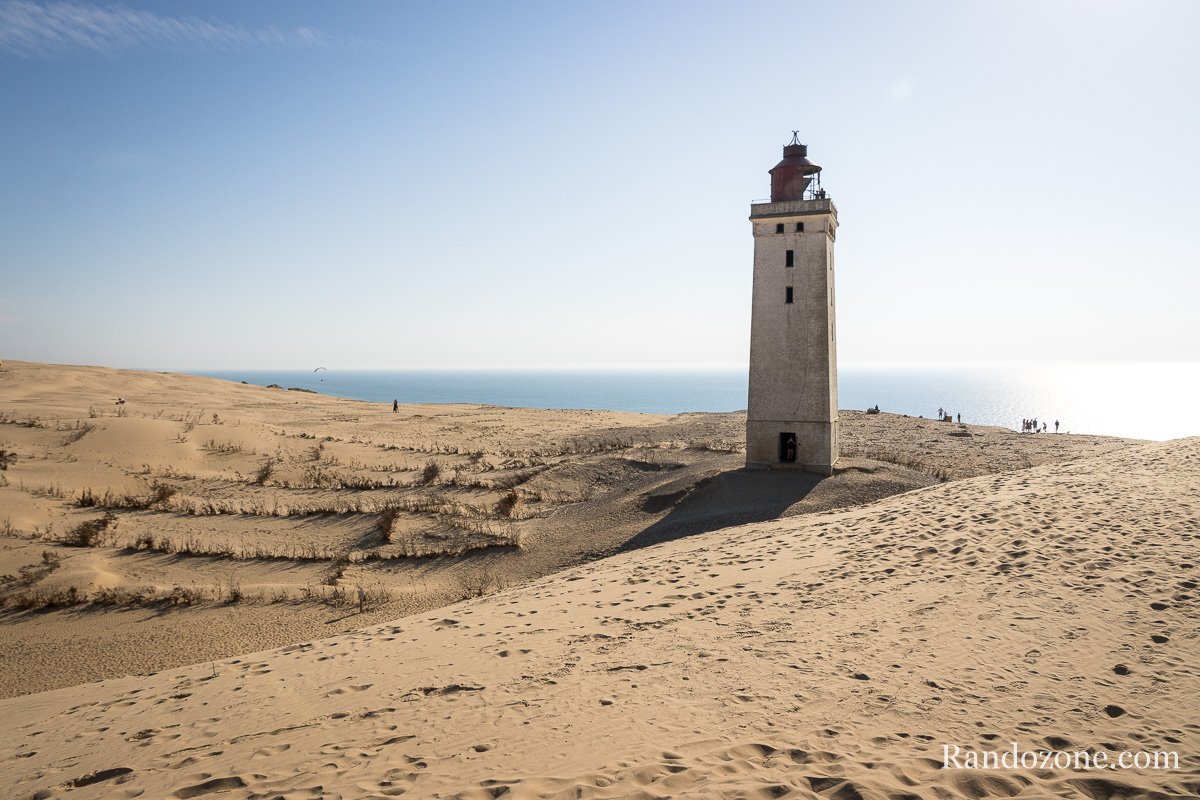 Phare de Rubjerg Knude et mer du Nord en arrière plan Phare de Rubjerg Knude et mer du Nord en arrière plan