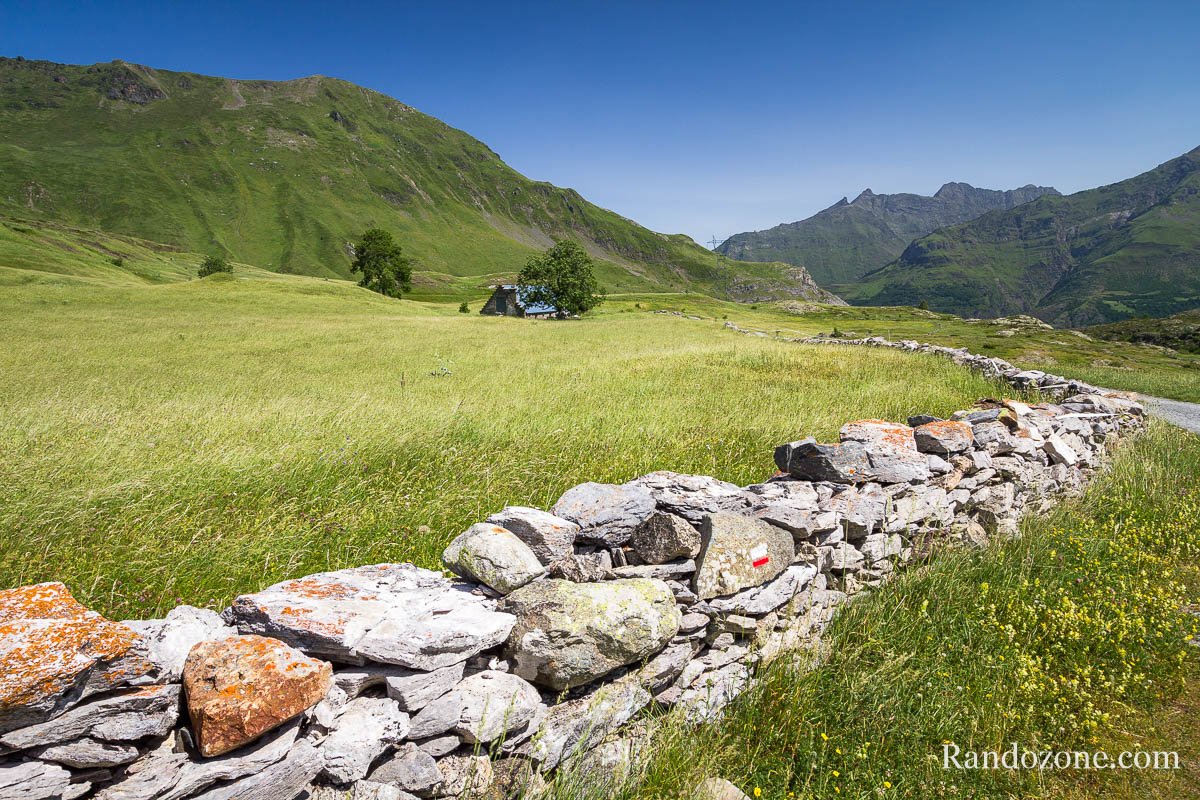 Le GR 10 passe par la piste du plateau de Saugué Le GR 10 passe par la piste du plateau de Saugué