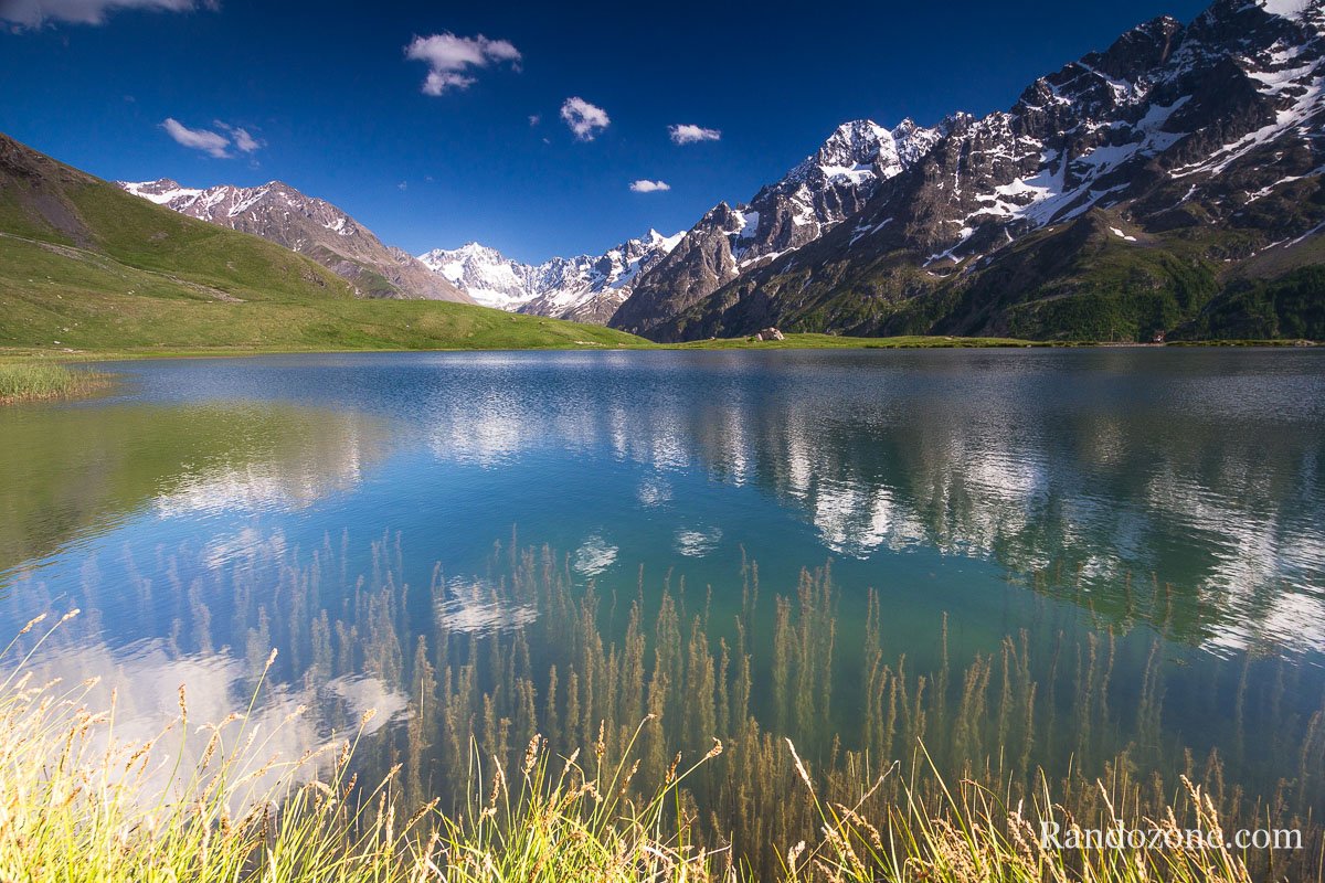 Eau transparente du lac du Pontet dans les Alpes