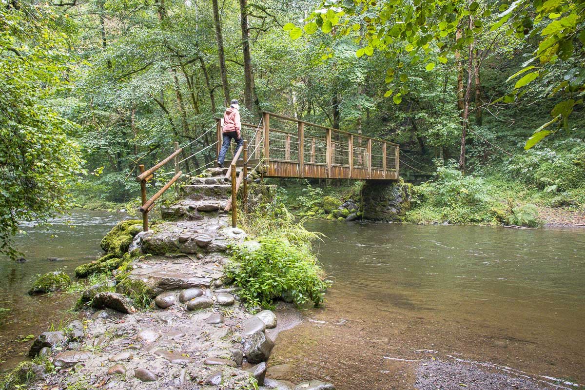 Une des passerelles dans les gorges de la Jordanne
