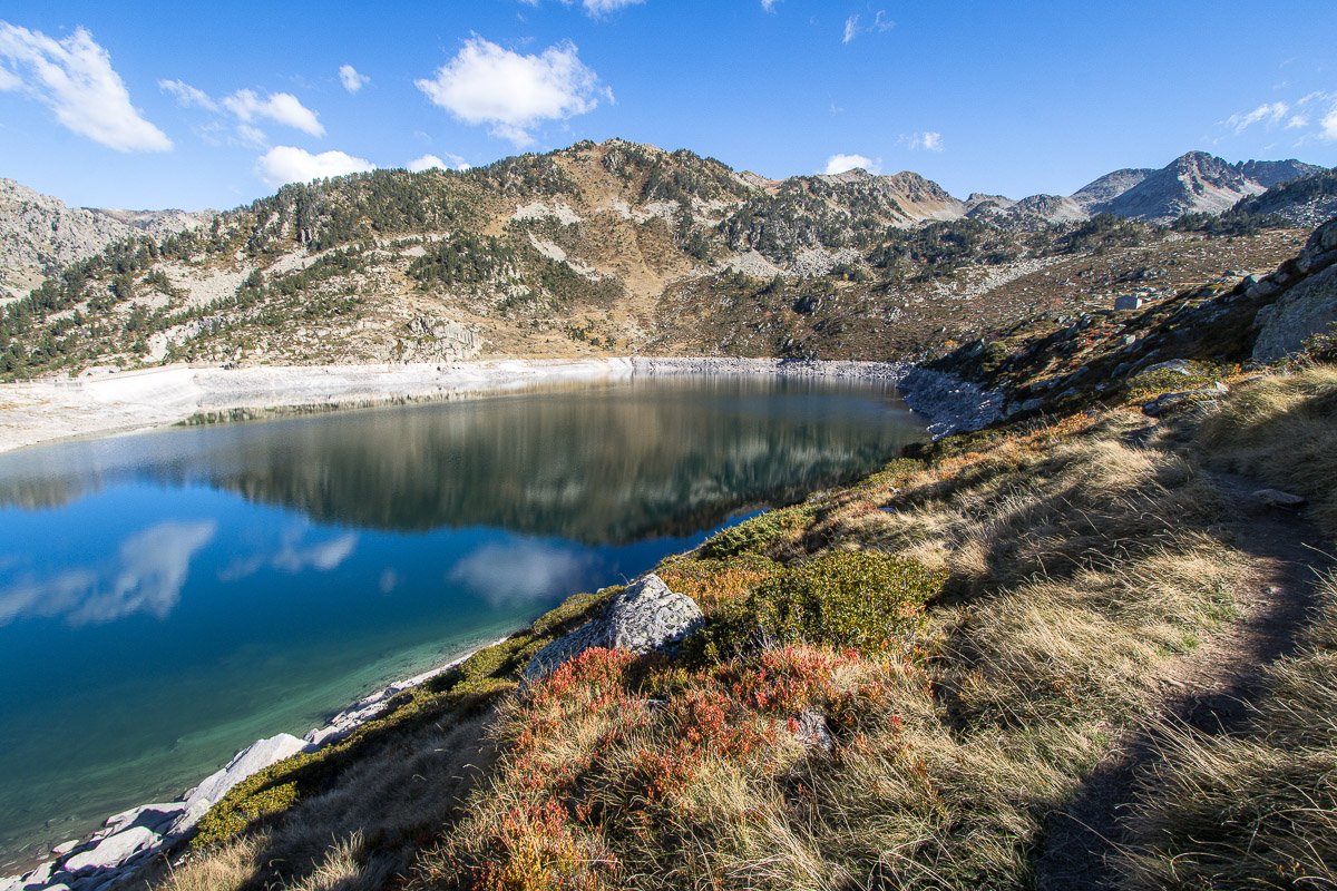 Je pars sur la droite du lac Dets Coubous pour monter vers une autre cabane