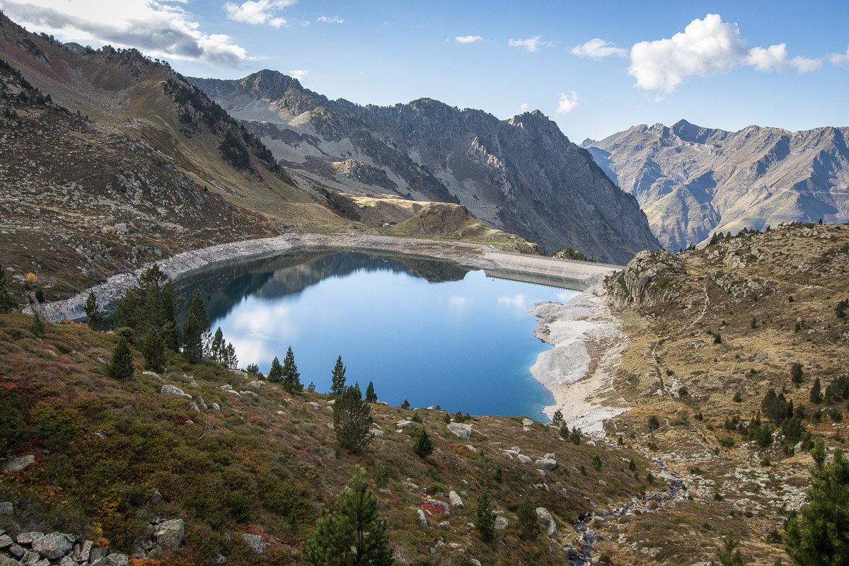Au dessus du lac dets Coubous et son grand barrage qu'il est possible de traverser