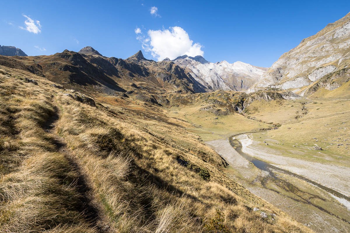 Ds le dbut de la randonne, on a une superbe vue sur le massif du Vignemale