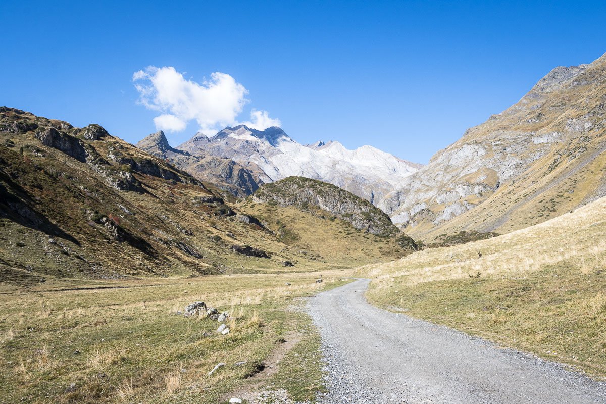 Voici la piste sur laquelle on doit rouler pour arriver au petit parking Voici la piste sur laquelle on doit rouler pour arriver au petit parking