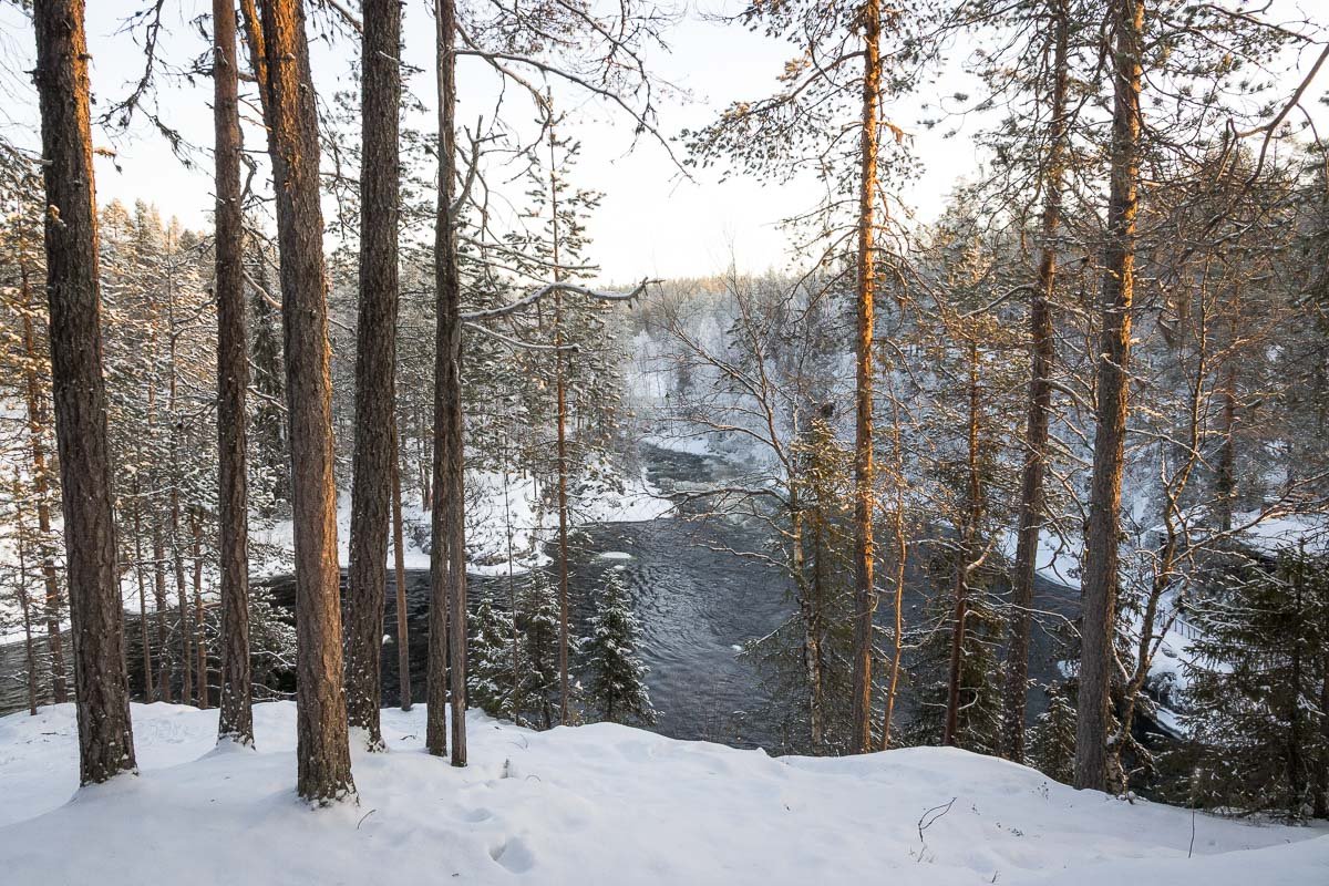 Le pont se trouve en face de nous