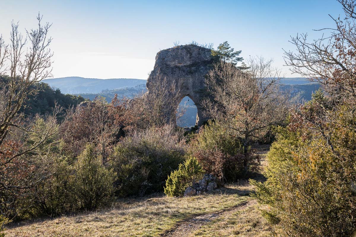 L'arche de Roquesaltes et sa cloche suspendue sous un autre angle L'arche de Roquesaltes et sa cloche suspendue sous un autre angle