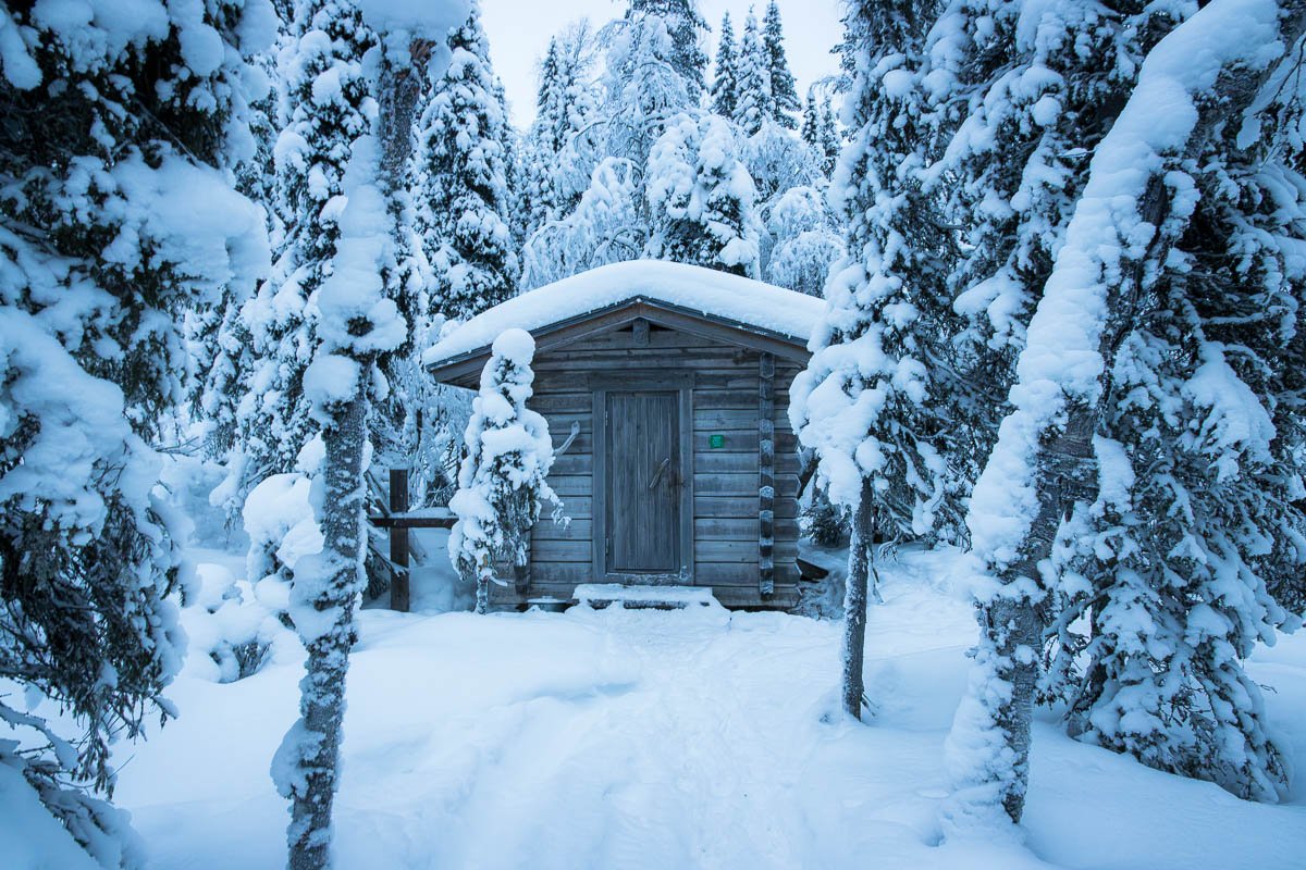 Cabane sous la neige en Finlande
