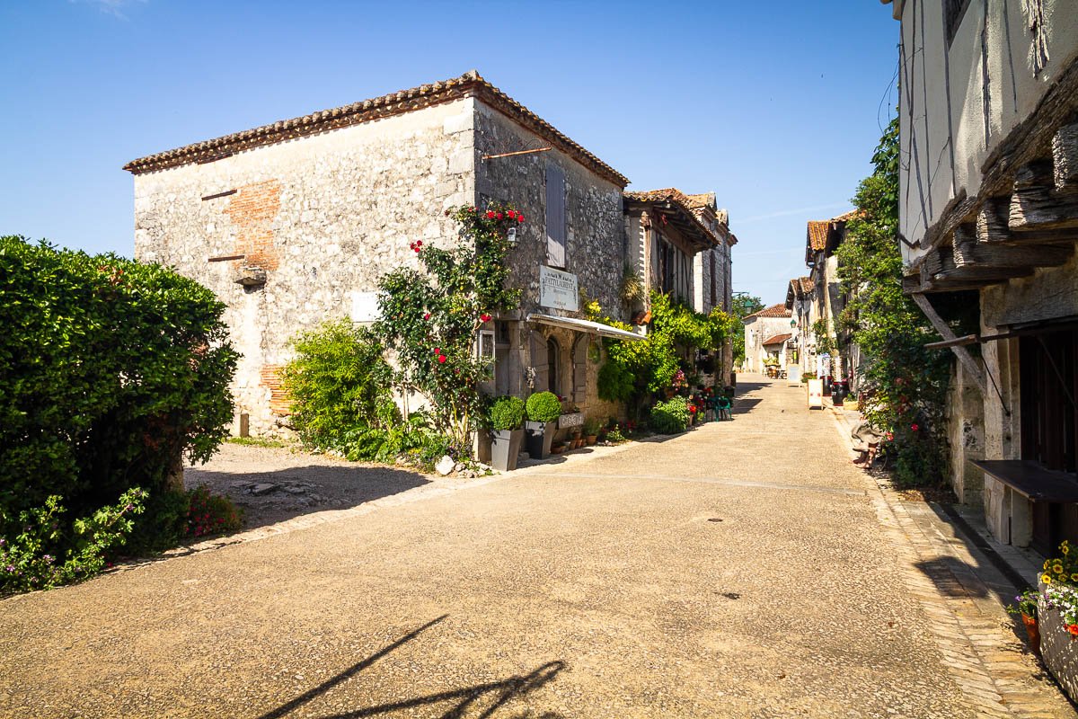 Rue dans le village de Pujols Rue dans le village de Pujols