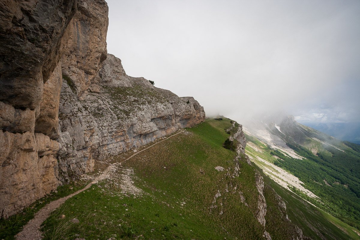 Sentier qui continue le long de la paroie