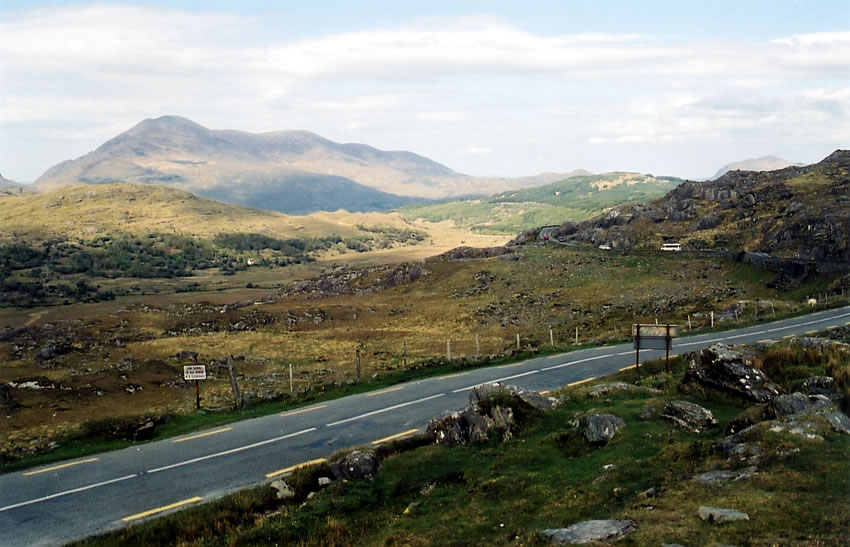 Irlande : Route en Irlande dans un parc national Irlande : Route en Irlande dans un parc national