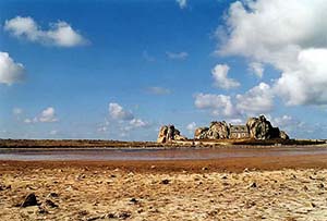 Maison entre les rochers à marée basse