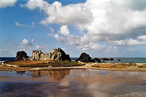 Maison entre les rochers en Bretagne