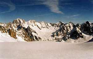 Sommets des Alpes lors de la descente de la mer de Glace en skis