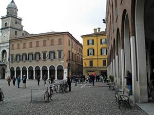 Place centrale de Modène